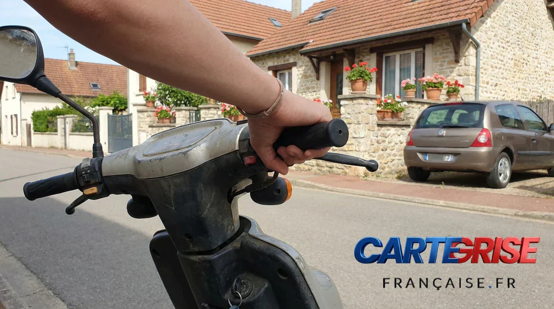 Parent et enfant devant un scooter — carte grise mineur 2026 immatriculation enfant France