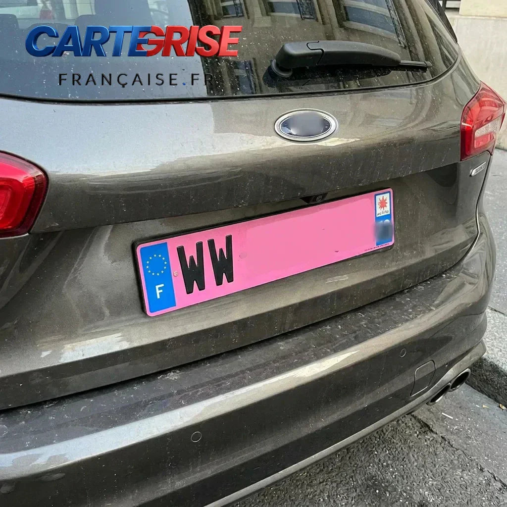 Nouvelle plaque d'immatriculation provisoire WW rose avec date de validité affichée — réforme 2026