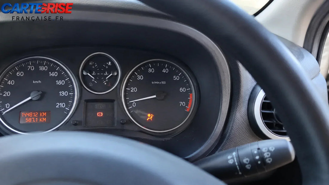 Tableau de bord de voiture avec voyant airbag allumé — vérification rappel constructeur 2026